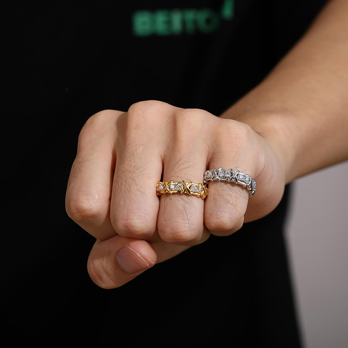 woman-wearing-silver-screw-ring.jpg