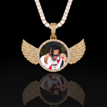 18K gold circle chain with wings pendant front view